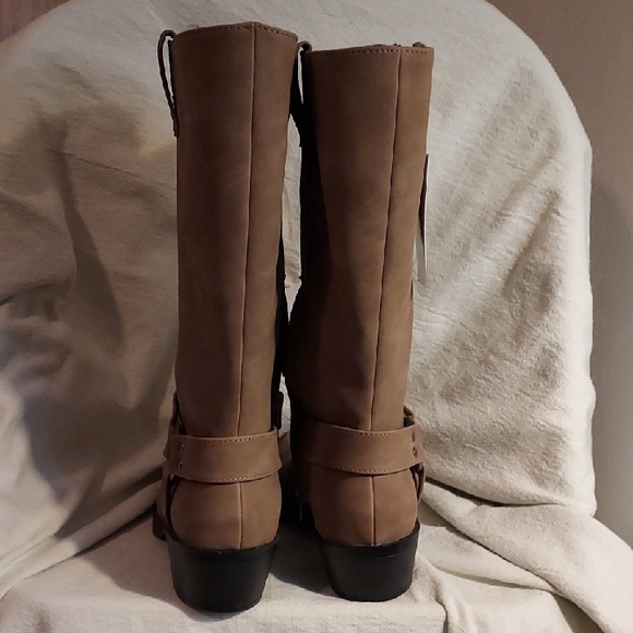 Time and Tru Tan Heeled Boots with Timeless Style - Picture 4 of 8